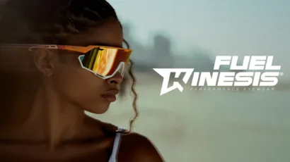 Mulher usando óculos máscara da Linha Kinesis da Fuel Eyewear com lentes espelhadas douradas, em cenário urbano ao ar livre.