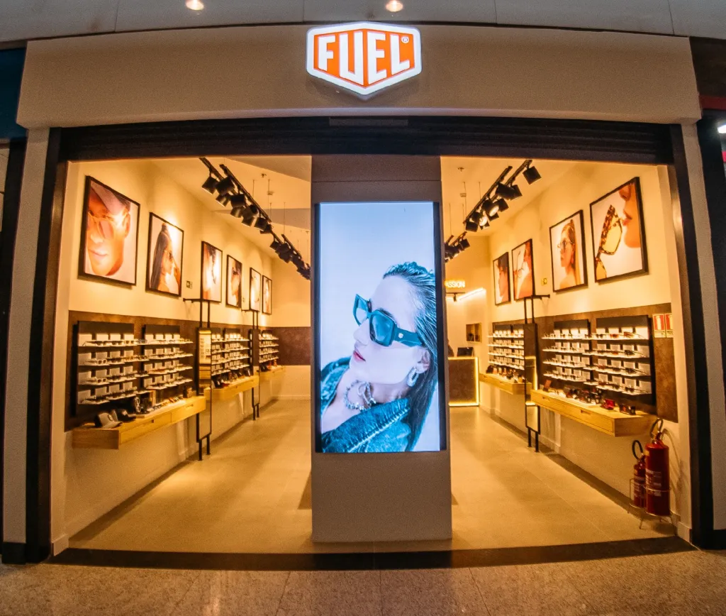 Fachada da loja Fuel Eyewear no aeroporto internacional de Guarulhos com design premium e painel de LED no centro
