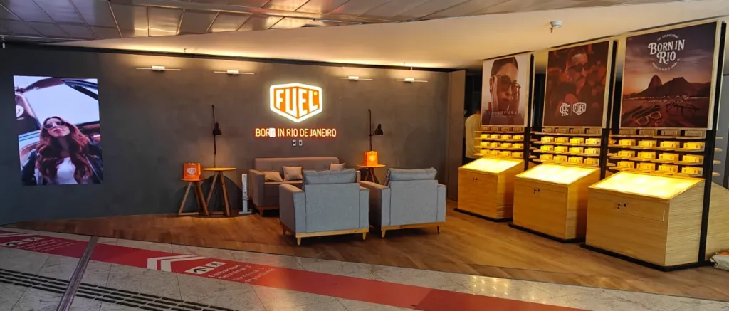 Lounge Born in Rio da Fuel Eyewear no aeroporto de Congonhas com mobiliário aconchegante e expositores iluminados